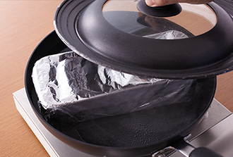 深さのあるフライパン（または鍋）に型の2/3が浸るくらいの湯を沸かし、型を入れる（熱いので注意して）。ふたをして、湯がふつふつと軽く沸騰する程度の火加減にして30分蒸す。火が通ったら湯から出す（竹串を刺してみて肉汁が透明ならOK。そうでなければさらに5分ほど加熱する）。アルミホイルの上から表面をギュッとおさえて形をととのえ、冷めたら冷蔵庫へ。脂がしっかり固まるまで冷やす。食べやすく切って皿に盛り、クレソンを添える。