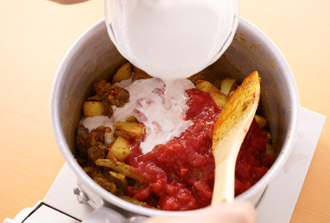 カレー粉、ナンプラーを加えて混ぜ、トマト水煮、ココナッツミルク、水を加えてふたをして、野菜が柔らかくなるまで15分ほど煮る。砂糖を加えてひと煮して器に盛り、香菜を散らす。