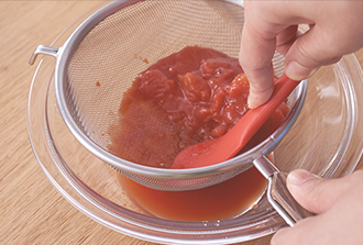 トマトソースを作る。ボウルにざるを重ね、トマト缶を入れてゴムベラなどでこし、塩を加えて混ぜる。ソースを皿に敷き、オリーブを散らして3を盛り、イタリアンパセリを彩りよく散らす。