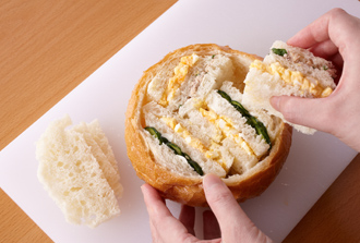 パンにバターを塗って具をはさみ、3種類のサンドイッチを作る。交互に見栄えよく並べながらパンの中に戻す。具をはさんだ分サンドイッチに厚みがあるので、入りきらなかった分は皿にのせて。