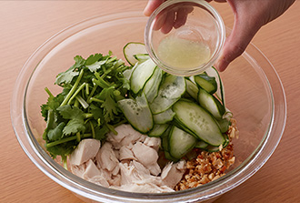 3に1のささみと香菜、きゅうりを入れ、Bを加えてよく混ぜ合わせる。