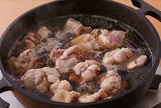 鍋にAを入れて中火にかけ、ひと煮立ちしたら鶏肉を入れる。再び煮立ったらごぼう、まいたけを加えて火が通るまで煮て、ねぎ、きりたんぽを加えて最後にせりを入れる。
