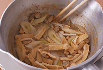 鍋にBを入れて混ぜ、あさりの身、油揚げ、ねぎを入れて中火にかけ、汁気がなくなるまで煮る。3のご飯を器に盛り、煮たあさりや具材をのせて三つ葉を添える。