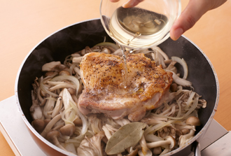 野菜の上に鶏肉を戻し入れ、白ワインを加える。煮立ったらふたをして弱火で5分蒸し煮にし、塩で味をととのえる。器に野菜を盛り、鶏肉を食べやすく切ってのせる。