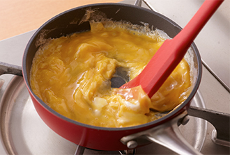 別のフライパンにごま油大さじ1/2を中火で熱し、卵を溶きほぐして流し入れる。少し端が固まりはじめたらヘラなどで円を描くように大きく混ぜ、半熟状になったら3にのせる。
