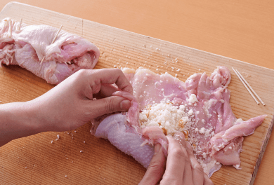 ボウルにAを入れて混ぜ合わせ、詰めものを作る。鶏肉の中央に詰めものを等分にのせ、ぐるっと巻く。この時、左右の肉も織り込むようにして詰めものがはみ出さないようにする。巻き終わりに爪楊枝2本を刺してとめる。