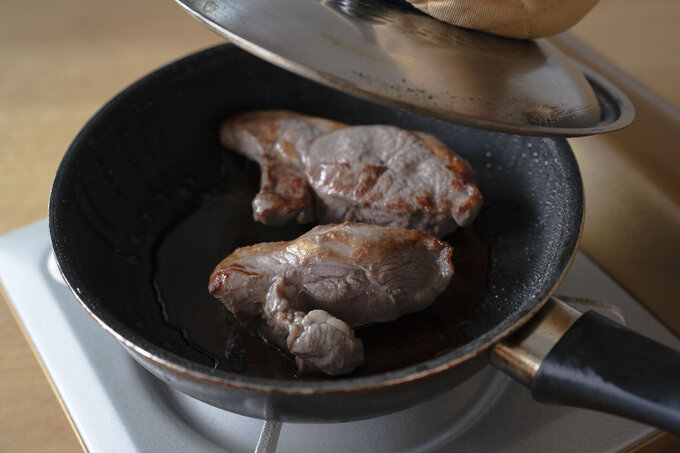 ラム肉は焼く直前に塩をふってよくなじませる。フライパンにオリーブ油を中火で熱し、ラム肉を入れる。すぐにふたをして1分蒸し焼きにし、裏返し、再びふたをしてさらに1分蒸し焼きにする。火を止め、そのまま3分休ませる。粗熱がとれたら厚さ7〜8ミリくらいに切る。