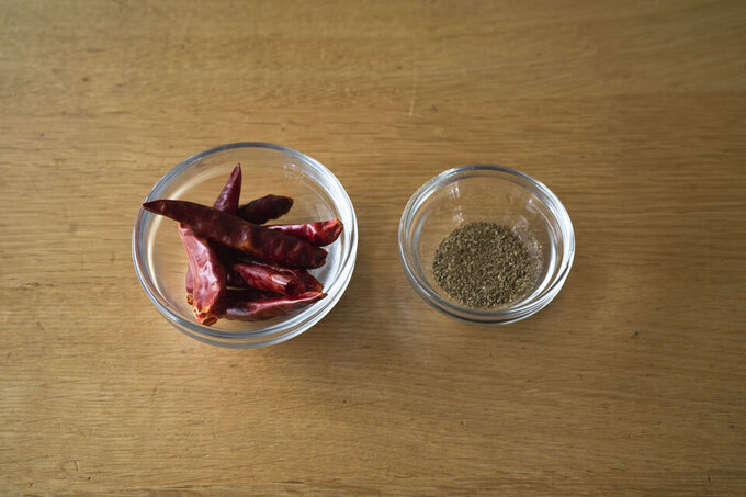 花椒（中国山椒）を使うとより華やかな辛みになりますが、今回は手軽に作れるよう粉山椒にしました。赤唐辛子は丸ごとで炒めると、辛くなりすぎず、風味が生かせます。種を入れると辛くなるので、炒める前に種は除いてください。