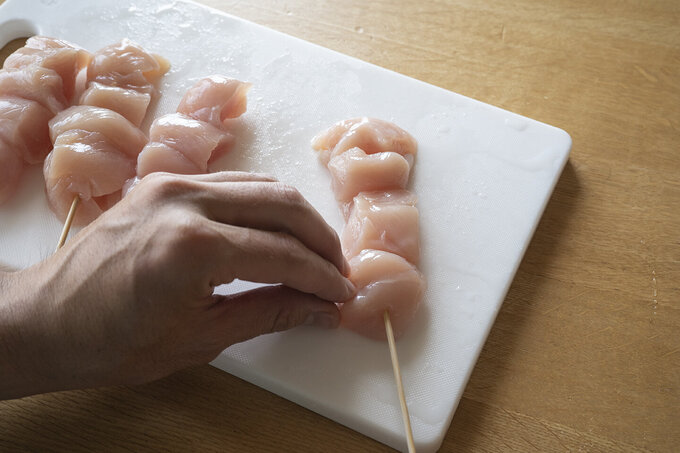 鶏ささみは長さを4等分に切り、竹串で刺して塩をかるくまぶす。