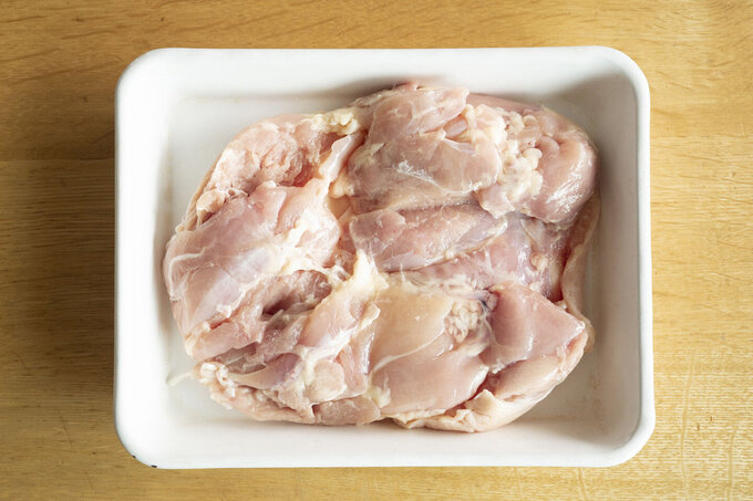 ソーセージを鶏肉にしてもおいしく作れます。大きめの鶏もも肉1枚（約300g）を4等分に切り、塩小さじ1/2をもみ込んでから、鍋に入れましょう。