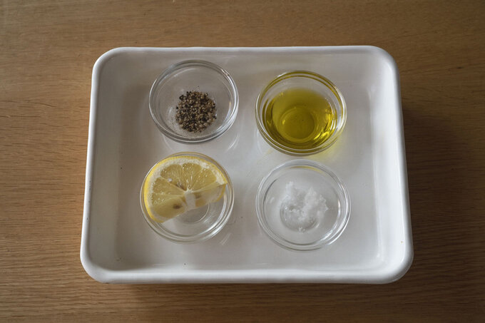全体にオリーブ油をかけてレモンを搾り、塩、粗びき黒こしょうをふる。全体を混ぜながら食べる。