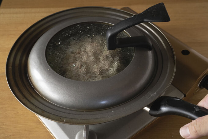 沸騰して蒸気が上がったら10分ほど蒸す。湯が残っていたら湯を捨て、キャベツとともに器に盛る。しょうゆ、練り辛子を添えてつけて食べる。