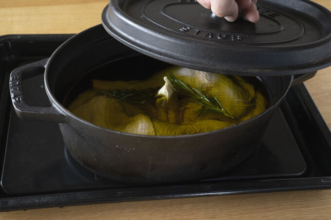 オーブンに入れられる耐熱性の鍋があれば、オーブンで作るのもおすすめ。よりしっとり、やわらかく仕上がります。ふたをして、200℃のオーブンで60分ほど加熱します。