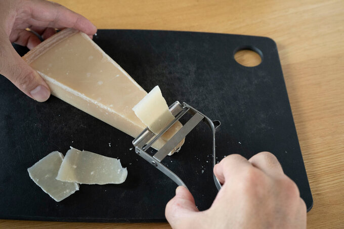 パルミジャーノレッジャーノはピーラーで薄く削り、食べやすい大きさに割る。マッシュルーム、いちごとともに器に盛り、塩をふってオリーブ油をかける。