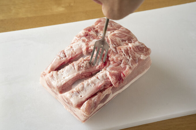 豚肉はフォークで十数か所刺してポリ袋に入れる。