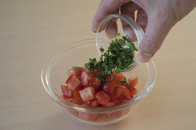 トマトはヘタを取って1〜1.5センチ角くらいに切り、バジルは粗く刻み、塩小さじ1/4を加えて混ぜ合わせる。ホタテは4等分に切り、塩小さじ1/4をまぶして5分ほどおく。
