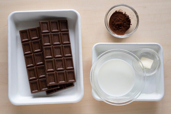 チョコレートは粗く割って耐熱ボウル（またはステンレス製のボウル）に入れる。牛乳とバターは別の耐熱ボウルに入れ、ラップをかけずに電子レンジ（600W）に1分かける。