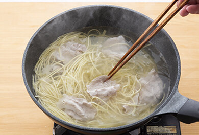 中華そばと豚肉を6分茹で、水で冷やし、水気を切る。
