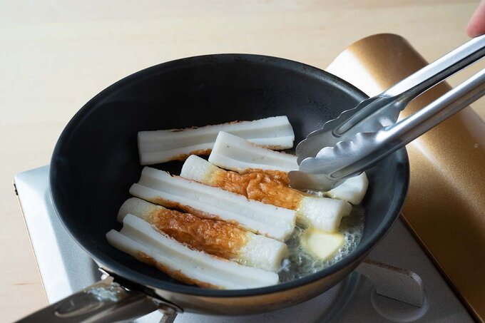 ちくわは縦半分に切る。フライパンにバターを中火で溶かし、ちくわを入れて強火にする。上下を返しながら2分ほど焼いて青のりをふり、器に盛る。