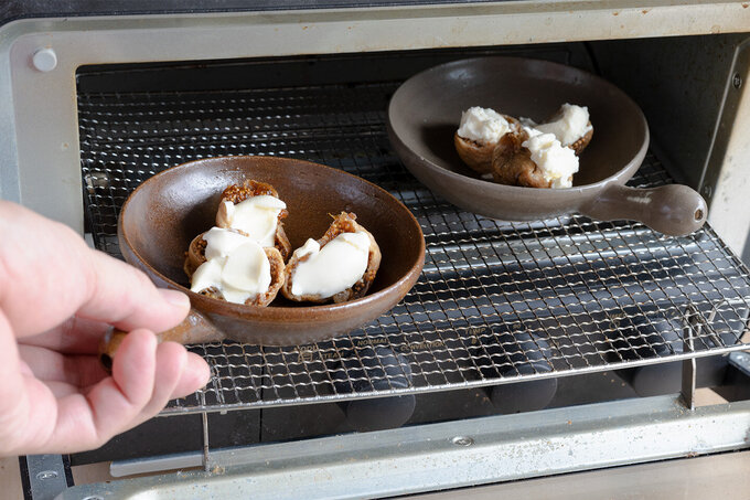耐熱皿にのせ、オーブントースターで1分ほど温める。焼き目をつけるのではなく、チーズが温まる程度でOK。