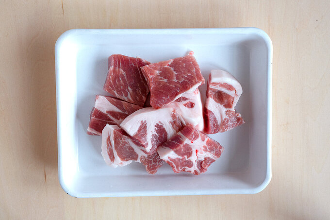 豚肉とトマトも相性がよいので、牛すね肉のかわりに豚肩ロースのかたまり肉で作るのもよいでしょう。牛肉とはまた違ったおいしさです。