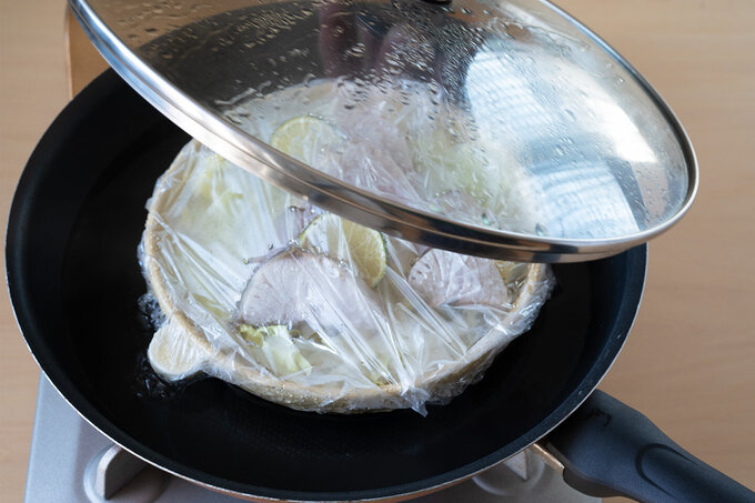 耐熱の器を2つ用意し、1つに白菜の1/2量を敷き、ぶりの1/2量をのせる。ぶりの間にすだち1/2量を挟み、酒と塩各1/2量を順にふり、ラップをふんわりとかける。残りも同様に作る。<br> フライパンに器を入れ、器の高さの半分くらいまで水を注ぎ、ふたをして中火にかける。沸騰したら5分ほど蒸す。残りも同様に蒸す。取り出してラップを外し、大根おろし、ポン酢しょうゆをかける。<br>