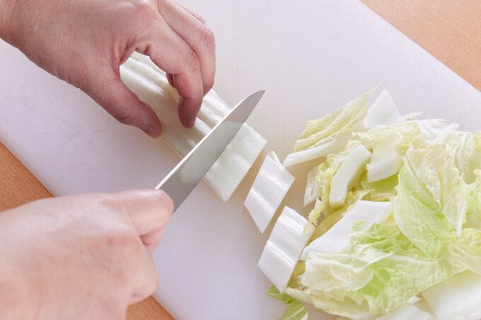 白菜は縦に幅5〜6センチに切り、端から幅2センチに切る。ねぎは縦半分に切り、さらに幅5ミリの斜め切りにする。