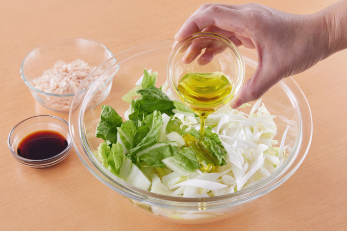 ボウルに白菜とねぎを入れ、オリーブ油を回し入れ、全体にからめる。油がなじんだら、しょうゆ、削り節を加えてさっくりと和える。