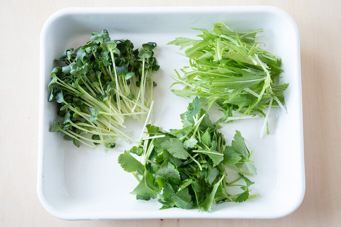 みょうがの代わりに、貝割れ菜や三つ葉、水菜などをのせてもいいでしょう。香味野菜はお好みで。
