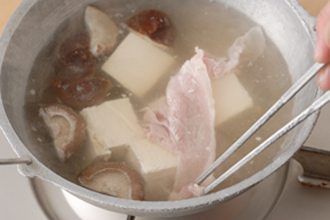 豚肉を箸ではさんで煮汁に入れ、しゃぶしゃぶして取り出す。好みの野菜といっしょにはさみ、ポン酢醤油をつけて食べる。