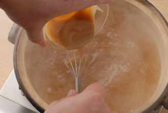 鍋に湯４カップを中火で煮立て、鶏ガラスープの素を溶かす。練りごまを加え、泡だて器でよく混ぜ（しっかり溶かさないとだまになりやすい）、しょうゆ、酒を加えて溶かす。