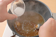 焼いたあとの肉汁にはうまみがたっぷり。少し煮詰めることで濃厚なソースになります。肉汁が少なかった場合は、そのまま煮詰めるだけでもとろりとするので、水溶き片栗粉は入れなくてもよいでしょう。