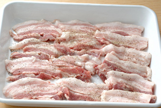 豚バラ肉は厚さ5～6ミリの食べやすい長さに切り、塩、粗引き黒こしょうをふって5～6分おく。下味をしっかりつけると、肉の臭みがとれておいしく焼ける。