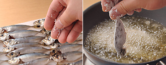 小あじの両面に、かるく塩、こしょうをふる。揚げ油を中温に熱し、小あじに片栗粉をまぶして入れる。