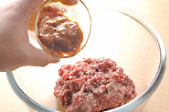 ひき肉だねにデミグラスソースを加えると、コクとうまみが増します。また、ひき肉だねが少しゆるくなるので、柔らかくてジューシーな焼き上がりになります。