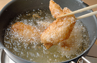 揚げ油を中温に熱し、手羽先を入れて揚げる。ときどき上下を返しながら、揚げ油の泡が少し細かくなり、鶏肉がカリッとしてくるまで揚げてから取り出して、油をきる。皿に盛り、香菜をのせる。好みでスイートチリかナンプラーをつけて。