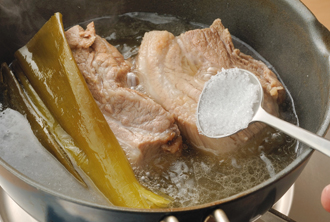 みりん、塩を加えて再び落としぶたをして、さらに1時間煮る。煮ている間に、ねぎを長さ4～5センチのせん切りにし、水にさらしてしゃきっとさせ、水気をきる（白髪ねぎ）。
