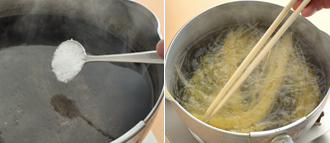 鍋に湯を沸かし、塩を入れる（湯1リットルに対して塩小さじ1）。スパゲティを入れ、袋の表示時間を目安にゆでる。