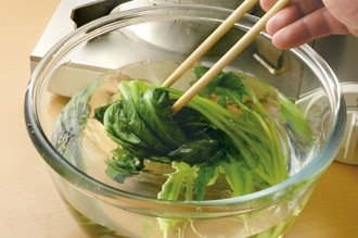 小松菜は熱湯でゆでて水にとり、長さ4～5センチに切って水気をしぼる。器にたらこと里いも、小松菜を盛って木の芽を添える。