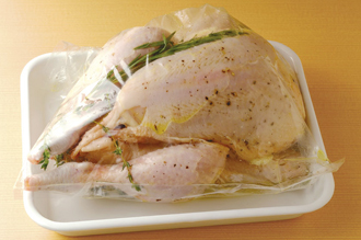 丸鶏全体に塩、こしょうをふる。大きめのポリ袋にAを入れ、丸鶏を入れてよくなじませ、そのまま30分～1時間おく。顆粒スープの素を湯1カップで溶かす。
