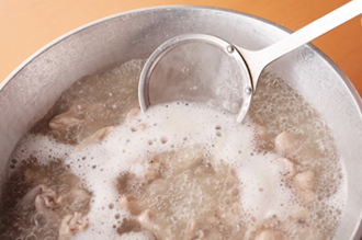 鍋に湯1リットル、鶏ガラスープを入れて中火にかけ、煮立ったらモツを入れ、ふたをして、ときどきアクを取りながら30～40分煮る（水分がかなり減ってしまうようなら、スープをたす）。