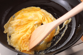 卵は溶きほぐす。小さな器に Bを混ぜておく。ささみに片栗粉をまぶす。フライパンにサラダ油大さじ1を中火で熱し、溶き卵を流し入れる。ふんわりとしてきたら、手早く大きく混ぜ、半熟状になったらいったん取り出す。