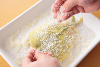 小麦粉、溶き卵、パン粉の順にころもをつける（チーズが流れ出ないように、少し厚めにつけるとよい）。揚げ油を中温に熱してあじを入れ、全体がきつね色になるまで揚げて取り出し、油をきる。皿に盛り、チコリ、ラディッシュを添える。好みでソースをつけてもよい。