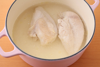 鶏肉に塩、酒をもみ込み、10分ほどおく。厚手の鍋に入れ、水3カップ、しょうが、ねぎの青い部分を加えて火にかける。沸騰したらアクを取り、ふたをして弱火で15分ゆでる。火を止め、しょうがとねぎを取り出して、鶏肉はそのまま鍋の中でさます。
