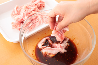 ボウルにAを混ぜ合わせる。豚肉は長さを2～3等分に切り、ボウルに加えてよくもみ込んでおく。じゃがいもは皮をむき、半分に切って幅1センチの半月切りに、玉ねぎは幅1センチのくし切りする。にらは長さ3～4センチのざく切りにし、ごま油少々をからませておく。