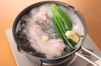 鍋にたっぷりの水と豚肉、しょうが、ねぎの青い部分、酒を入れて中火にかけ、豚肉に竹串がスーッと通るくらい柔らかくなるまで煮る。火を止めて、煮汁の中でそのまま冷ます。