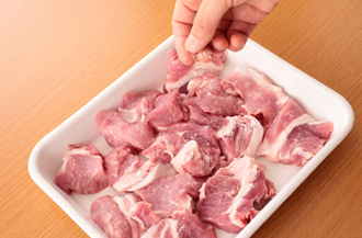 豚肉は厚さ1センチに切り、塩をもみ込んで15分以上おく。