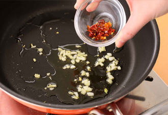 トマトソースを作る。フライパンにオリーブ油とにんにくを入れて中火にかける。香りが出てきたら赤唐辛子を加え、ローリエもちぎって加える。玉ねぎを加えて透き通るまで炒め、トマトの水煮、塩小さじ1/2を加える。トマトをつぶしながら10分ほど煮詰める。