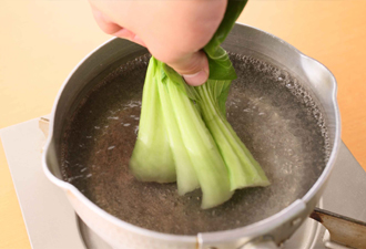 青梗菜は根元を切って1枚ずつはがす。塩少々（分量外）を加えた熱湯に根元から入れ、しんなりしたら葉もしずめてゆでて取り出す。