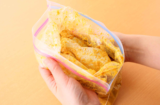 厚手のポリ袋に鶏手羽元を入れ、Aを加えてもみ込み、20分以上おく。